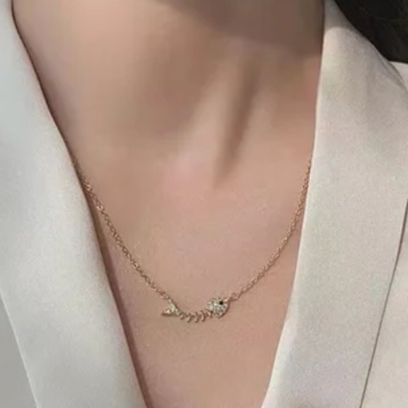 Jewelry - NWT BEAUTIFUL GLD DAINTY FISH NECKLACE